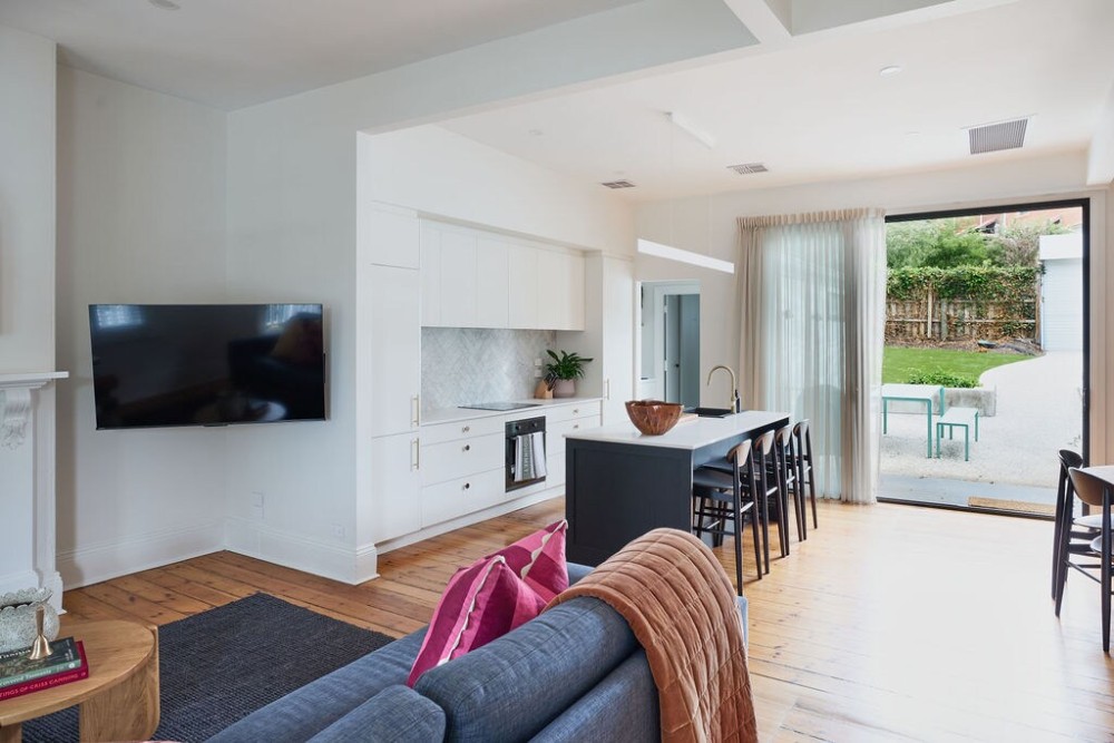Light, Central & Spacious | Parking Included — photo 11