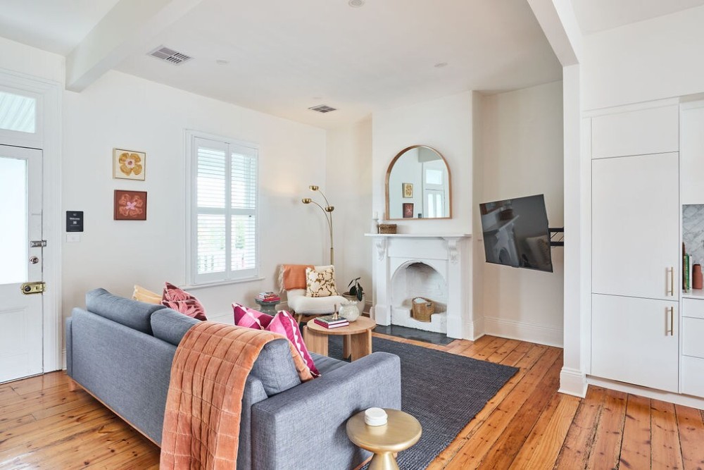 Light, Central & Spacious | Parking Included — photo 4
