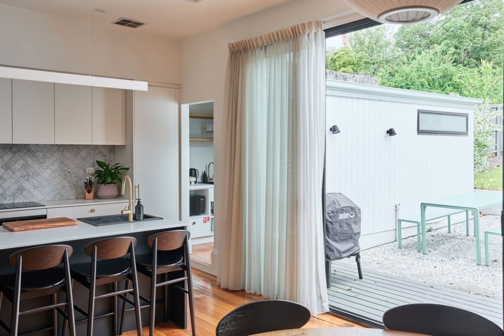 Light, Central & Spacious | Parking Included — photo 10