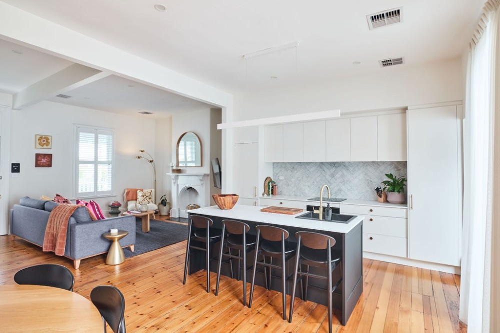 Light, Central & Spacious | Parking Included — photo 12
