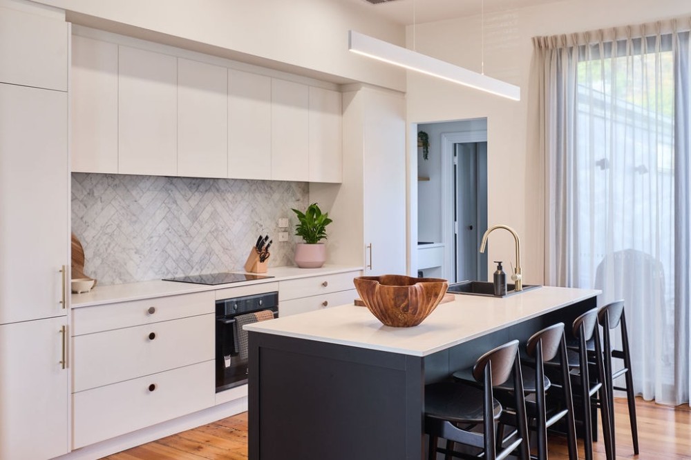 Light, Central & Spacious | Parking Included — photo 8