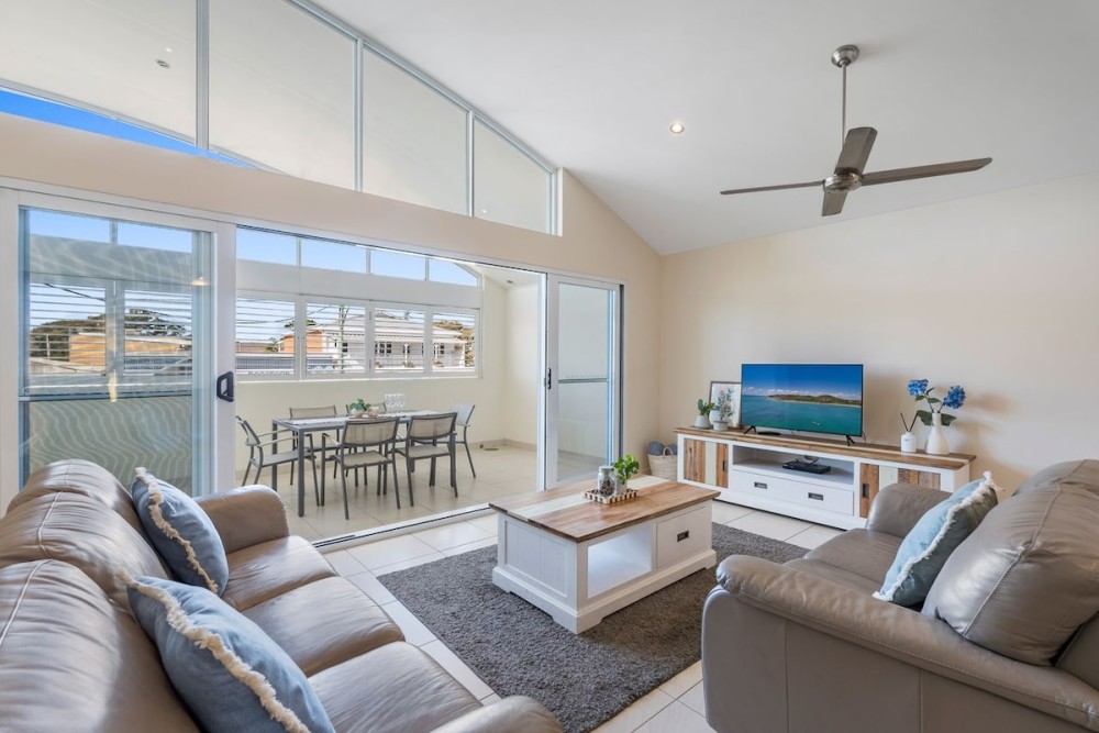 Malibu Apartments Unit 2 - 5 Oak Street — photo 1