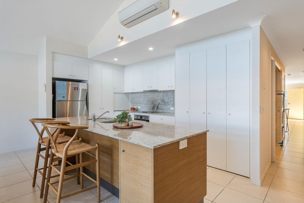Malibu Apartments Unit 2 - 5 Oak Street — photo 2