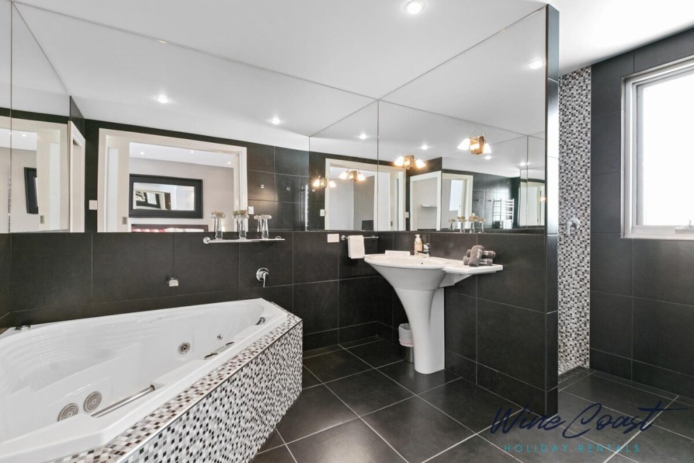 Esplanade Escape By Wine Coast Holiday Rentals — photo 35