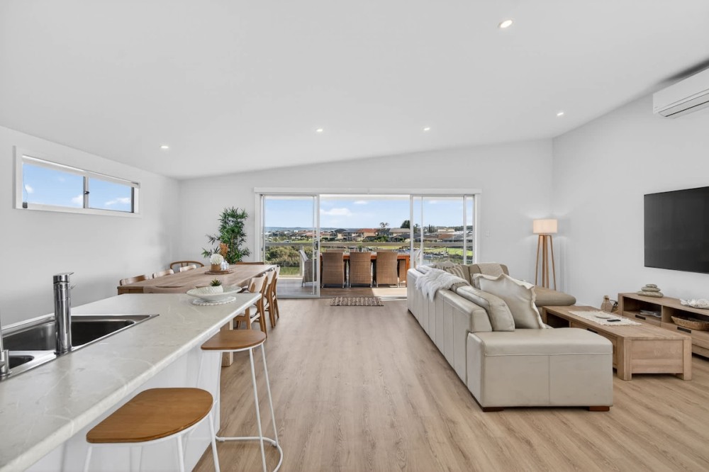 Marina Breeze - Excelsior Pde — photo 4