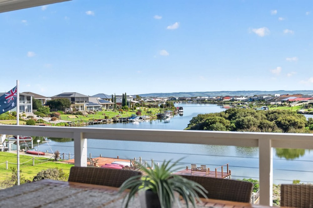 Marina Breeze - Excelsior Pde — photo 1