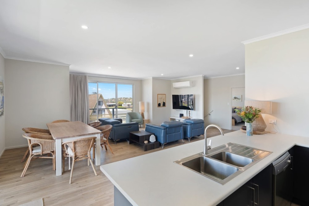 74 Corcoran Avenue, Coastal family retreat — photo 4