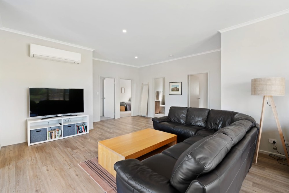 74 Corcoran Avenue, Coastal family retreat — photo 5