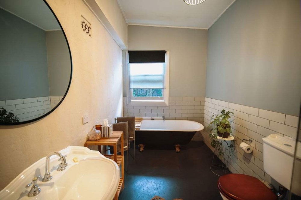 Couples Cottage Escape Cellar Door Bath — photo 5