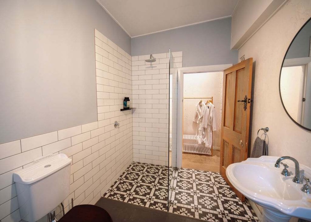 Couples Cottage Escape Cellar Door Bath — photo 34