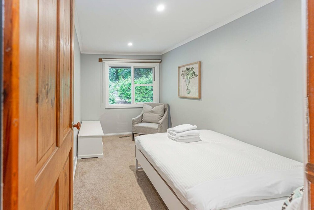 Tranquil 4 bed 2 bath Cottage with fire place — photo 22