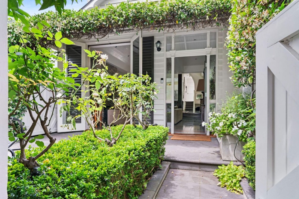 Yarra Cottage | Botanical Gardens & CBD | Carpark — photo 1