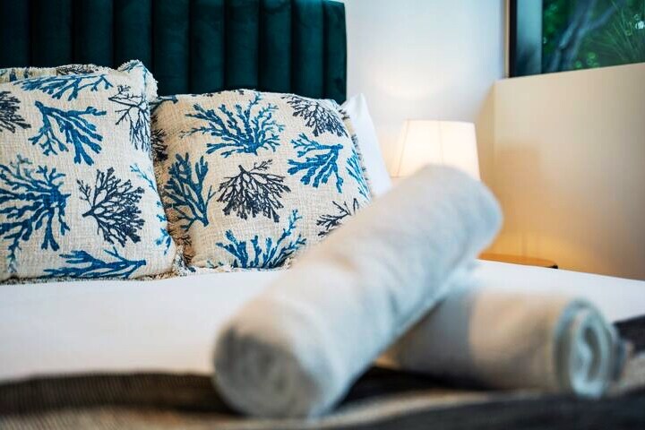 CBD 1BR Retreat | Heated Pool & Gym — photo 9