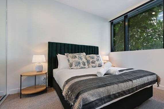 CBD 1BR Retreat | Heated Pool & Gym — photo 4
