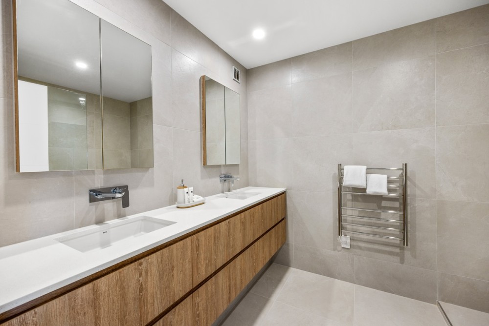 Luxe Beachside Apartment - Heated Pool - SeaViews — photo 11